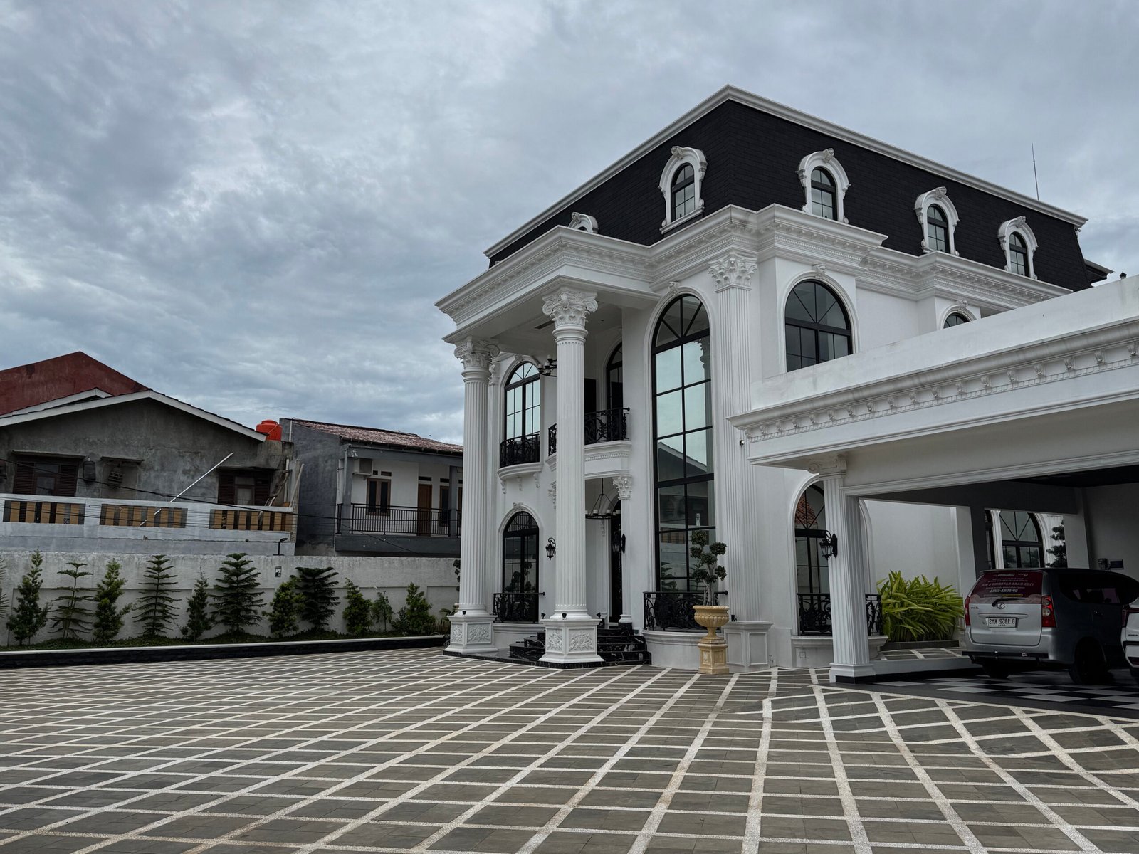 Tren rumah istana modern
